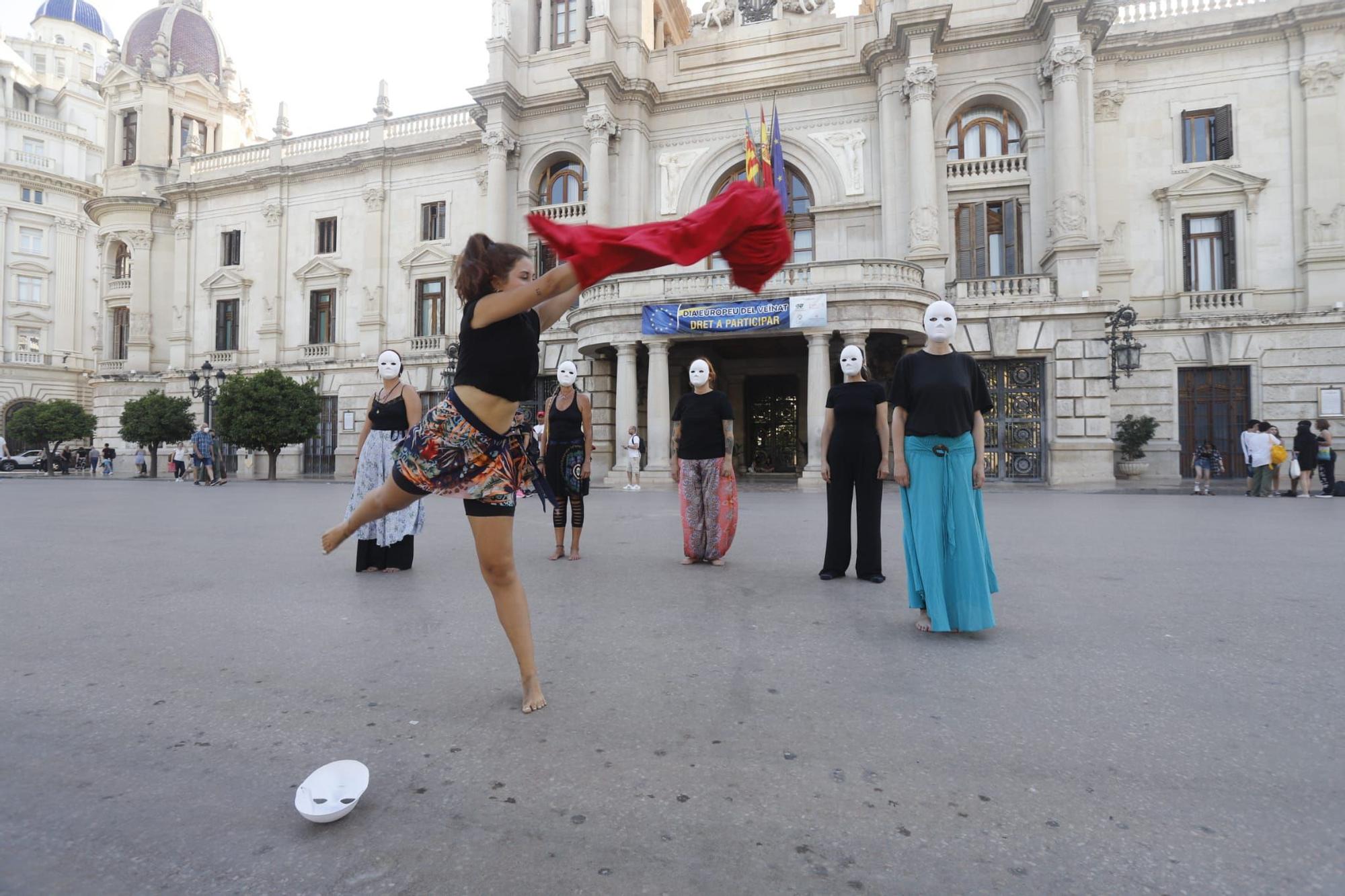 Performance en València para reivindicar la bajada del IVA de las compresas