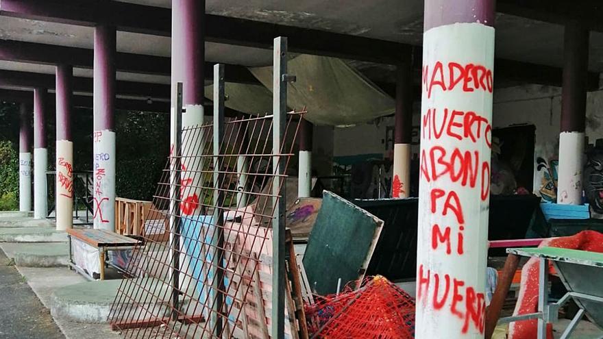 Sucesión de columnas con pintadas en los bajos de la estación de autobuses.