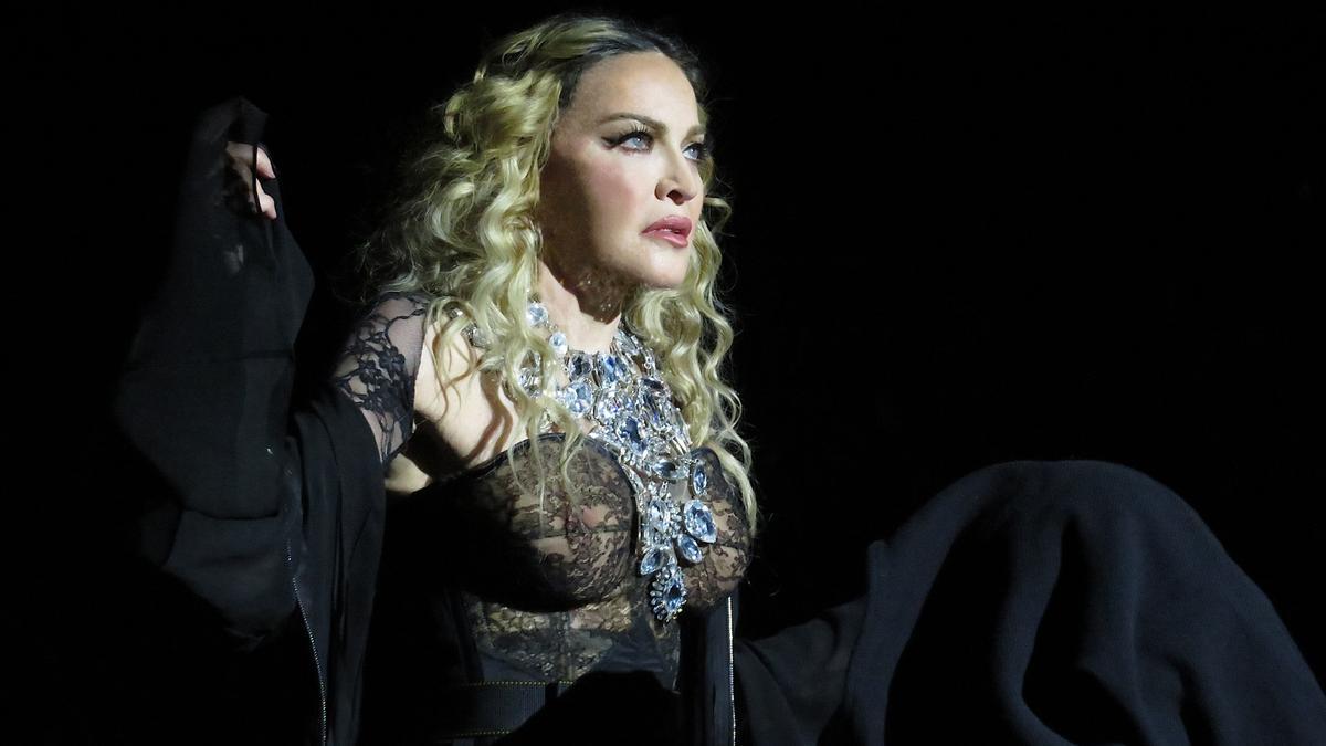 Madonna sube a Pamela Anderson al escenario en su concierto: &quot;las mejores piernas de la ciudad&quot;