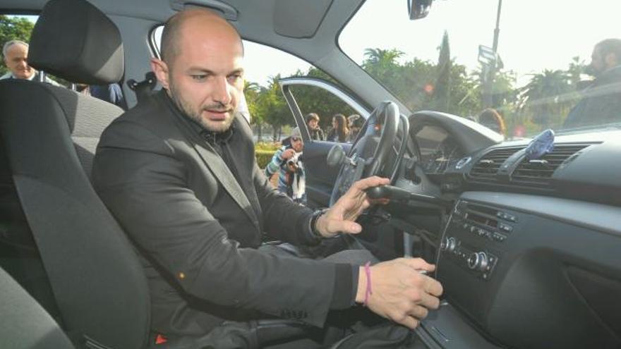 Raúl López, edil de accesibilidad de Málaga, en un coche adaptado con telemando.