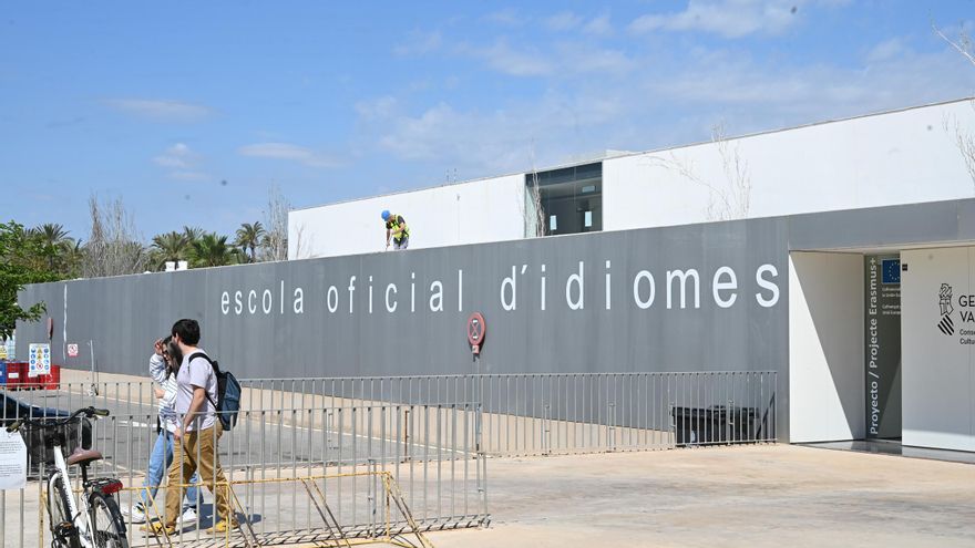 La Escuela de Idiomas de Elche ofrecerá árabe online y Educación deniega español para extranjeros