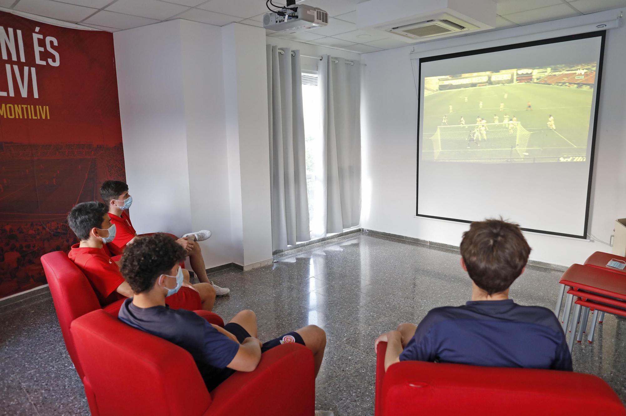 Els futurs jugadors del Girona a les Hortes mirant el primer equip