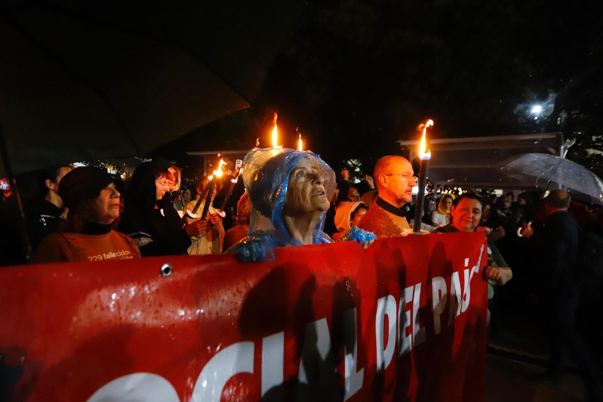 Una marcha con antorchas recorre los pueblos de l'Horta Sud entre gritos contra Mazón