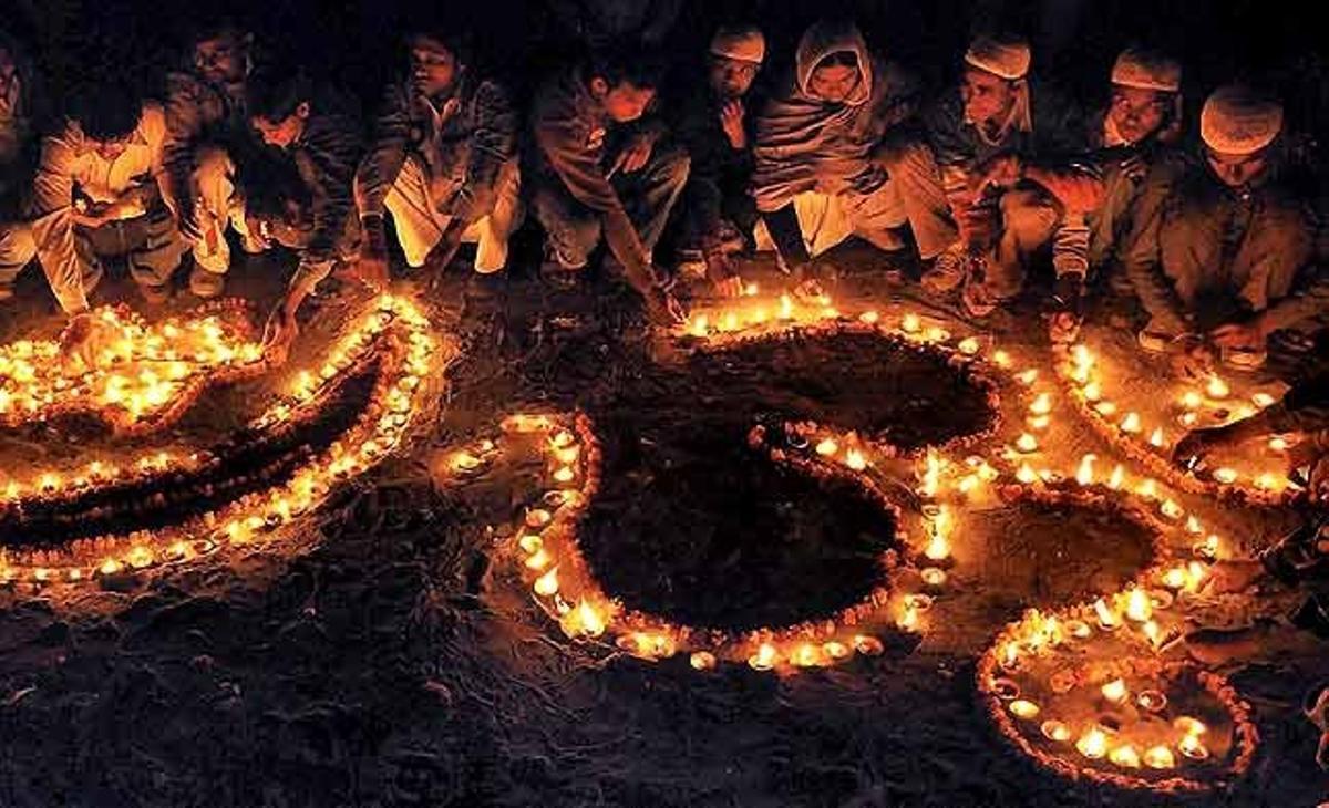 Hindús i musulmans encenen espelmes amb la forma de la lluna creixent islàmica i la paraula pau en Hindi, en una vigília per commemorar el XVIII aniversari de la destrucció de la mesquita de Babri a Ayodhya, a la ciutat de Moradabad (Índia).