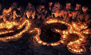 Hindús i musulmans encenen espelmes amb la forma de la lluna creixent islàmica i la paraula pau en Hindi, en una vigília per commemorar el XVIII aniversari de la destrucció de la mesquita de Babri a Ayodhya, a la ciutat de Moradabad (Índia).