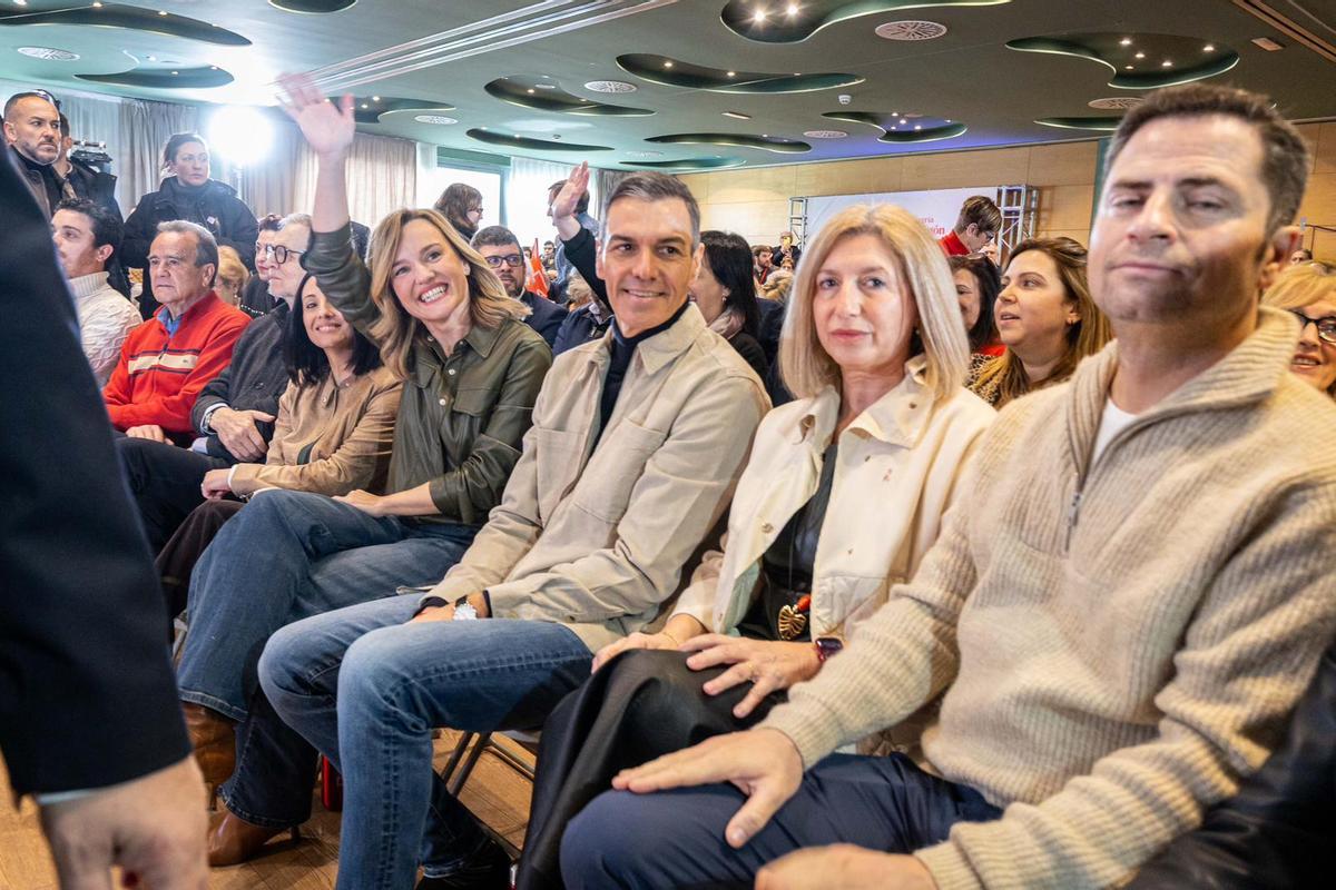 En imágenes I Pedro Sánchez arropa a Pilar Alegría en el mitin de Huesca