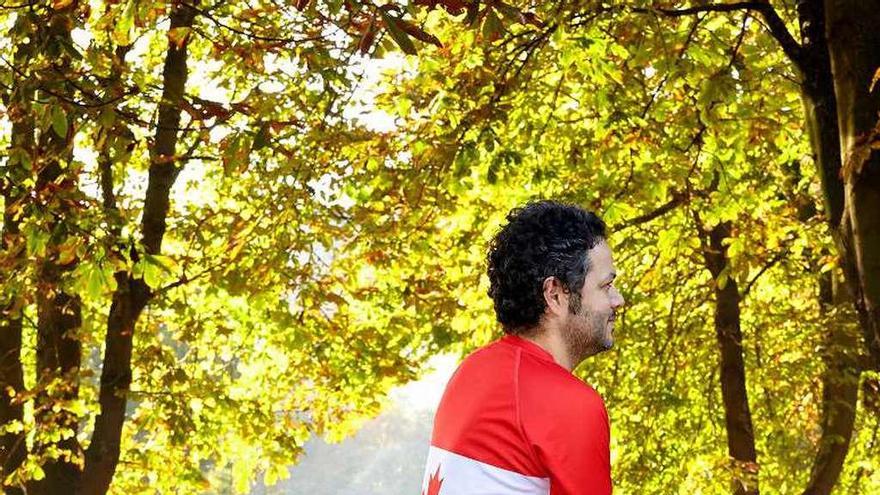 Tiago Colmeiro, con una de sus camisetas, en un parque de Gijón.