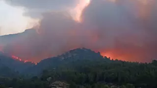 Directo | Los bomberos avisan de un incendio "de larga duración" si las llamas entran en Els Ports