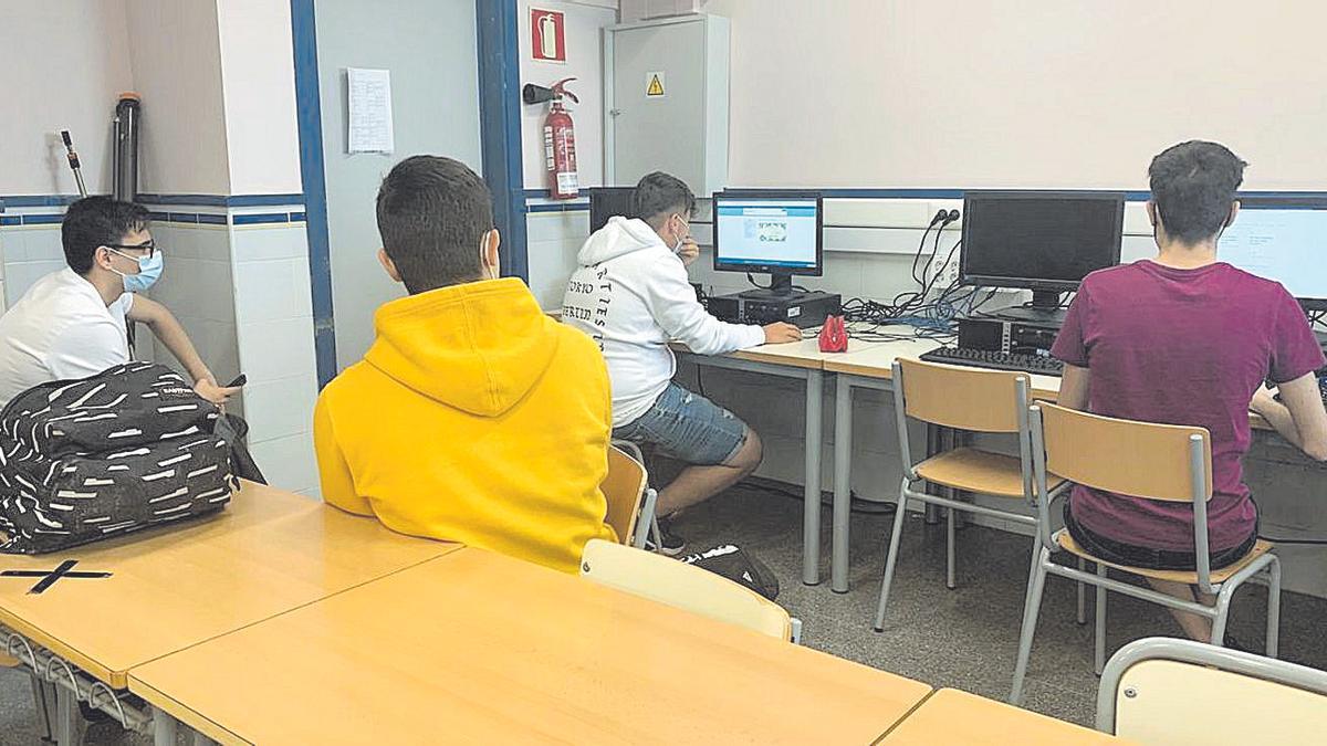 Alumnos del instituto castellonense, durante uno de los trabajos del proyecto innovador.