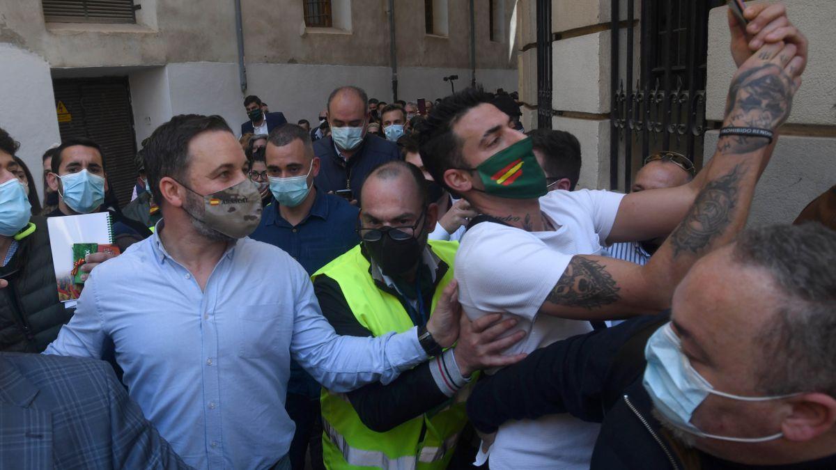 Simpatizantes de Vox han acompañado al líder ultra por Murcia sin guardar la distancia de seguridad.