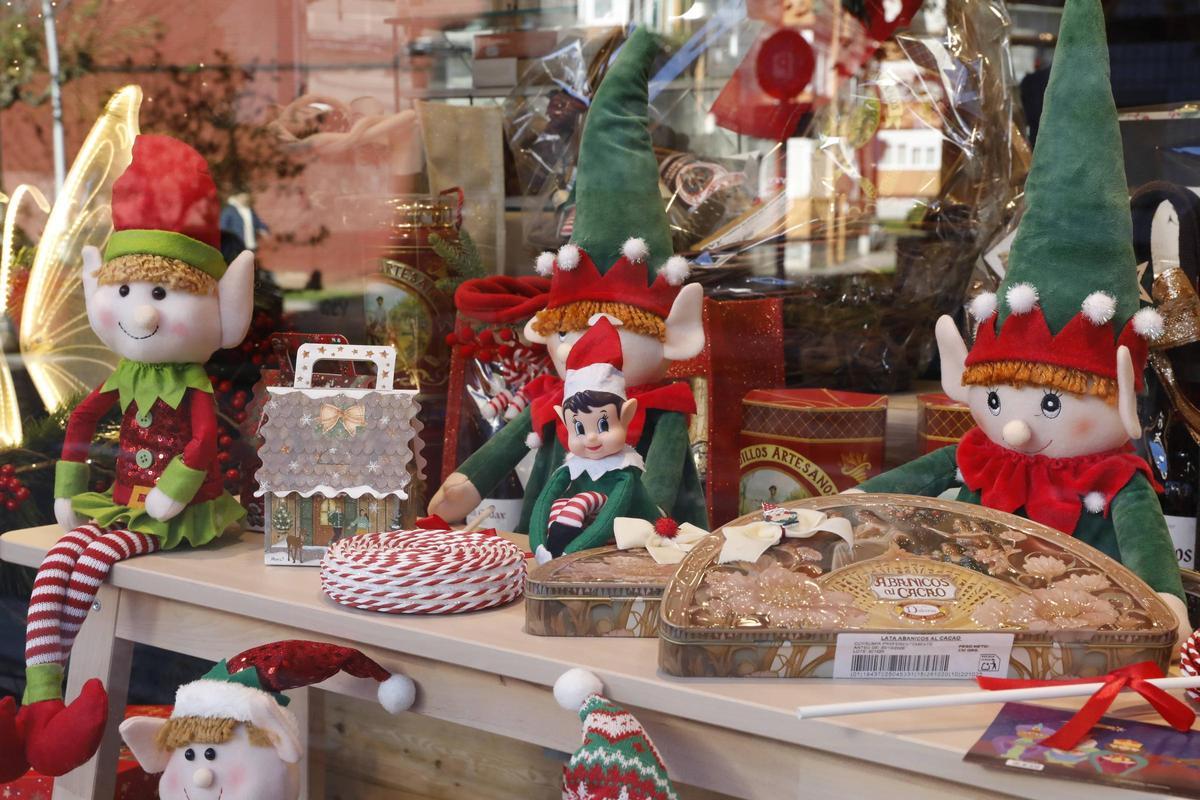 Los comercios de La Calzada animan la Navidad con sus escaparates de concurso (en imágenes)