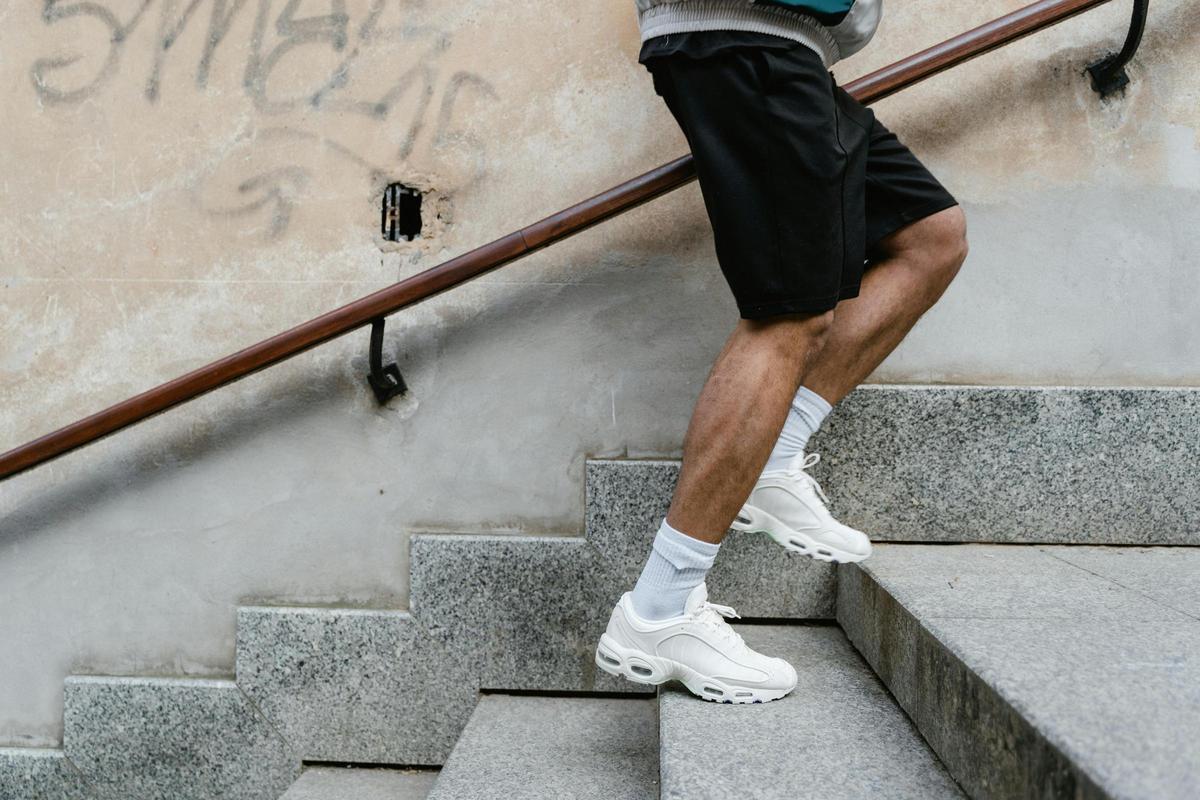 Imagen de archivo: una persona subiendo escaleras.