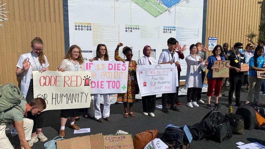 Manifestación de científicos, médicos y sanitarios durante la cumbre del clima de Sharm el-Sheikh.