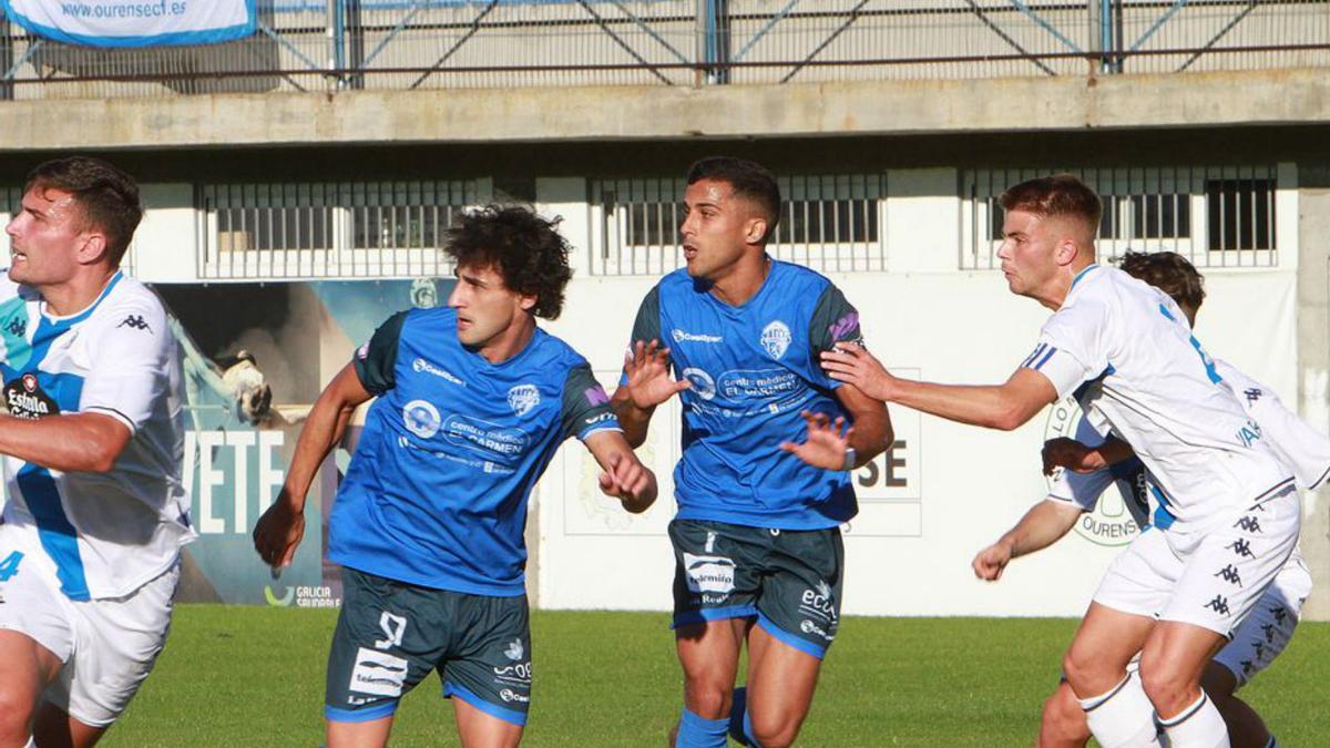 Iker Hurtado y Amín durante el encuentro con el Fabril. |  // IÑAKI OSORIO