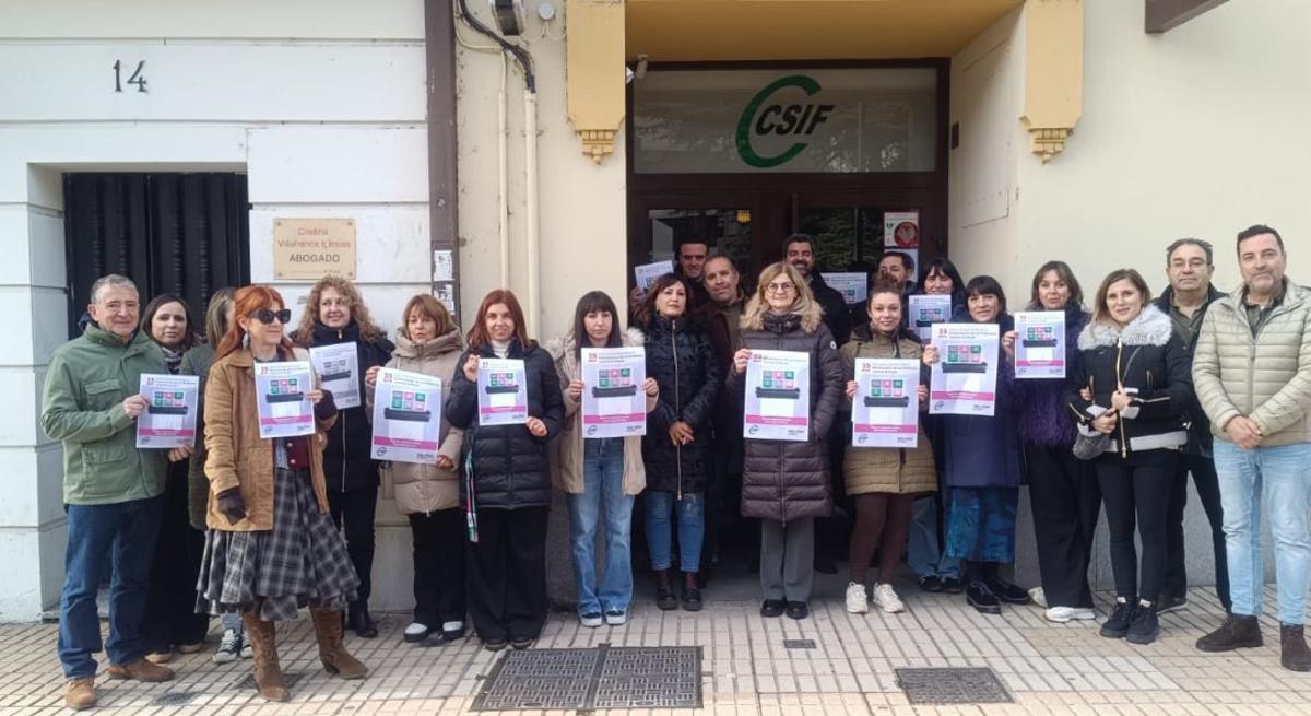 A la izquierda, concentración de CSIFy a la derecha de UGT y CC OO de Zamora, con motivo del 25N. | ALBA PRIETO