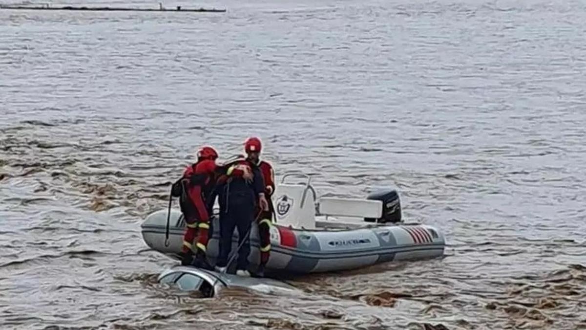 Bomberos rescatan a un hombre del agua durante las inundaciones de la borrasca Efraín, en diciembre de 2022.