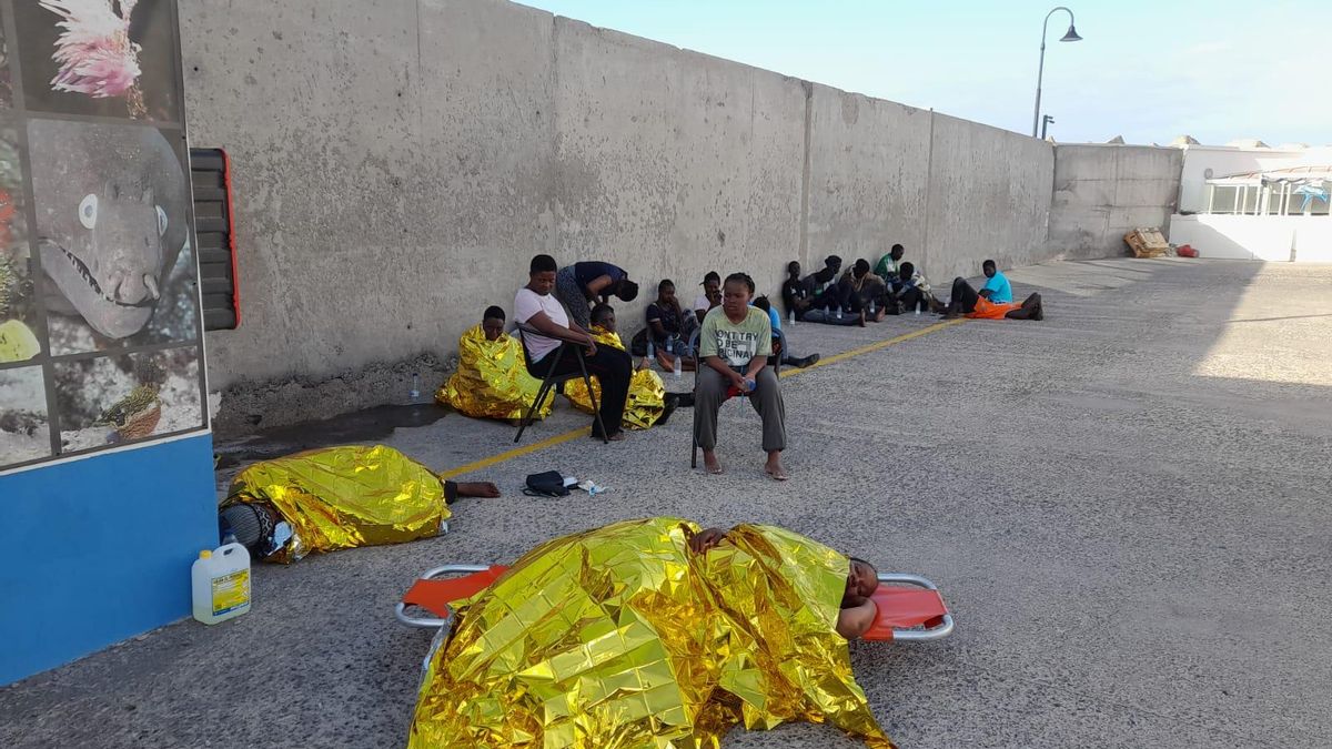 Migrantes tras llegar al puerto deportivo de Amarilla Golf