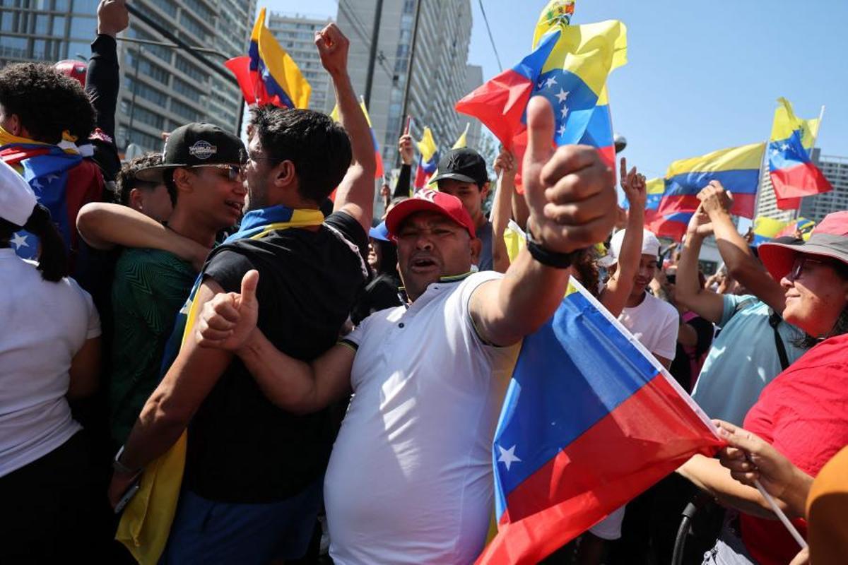 Los venezolanos residentes en Chile celebran en Santiago el 3 de enero de 2026, tras la captura del líder venezolano Nicolás Maduro por fuerzas estadounidenses, luego de un “ataque a gran escala” en Venezuela. La administración Trump declaró el 3 de diciembre que Maduro y su esposa, capturados, enfrentarán “toda la fuerza de la justicia estadounidense” por cargos de drogas y terrorismo.