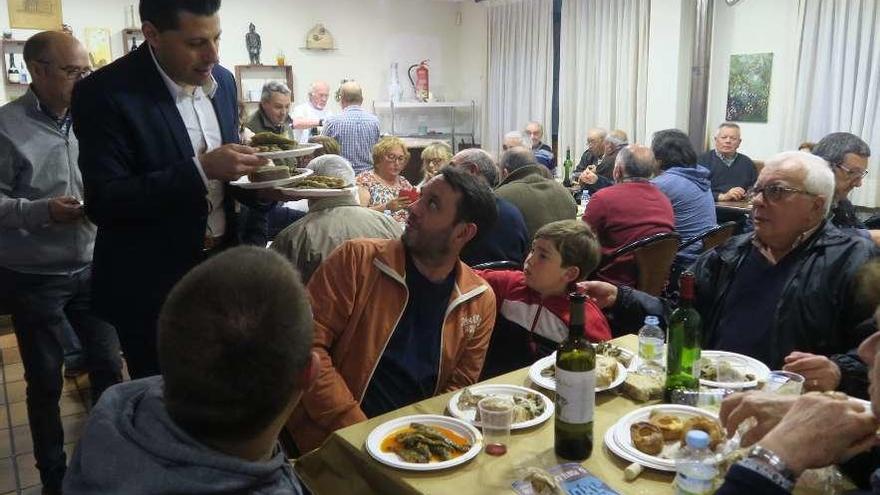 El alcalde conversa con algunos de los asistentes.  // FdV