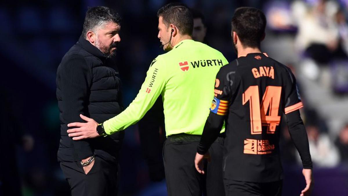 Figueroa Vázquez,dando explicaciones a Gattuso