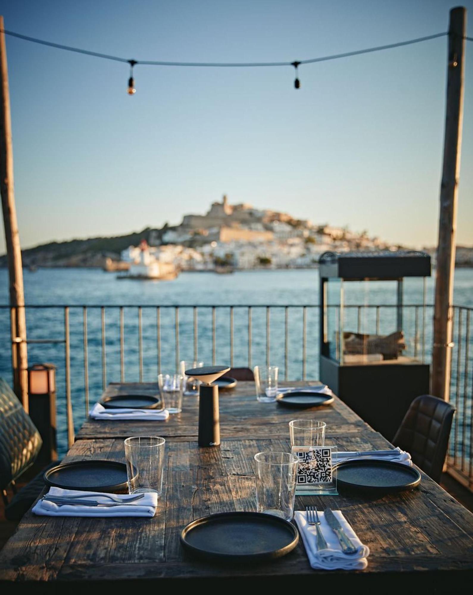 Vistas impresionantes a Dalt Vila desde la mesa. | FOTOS: ROTO IBIZA