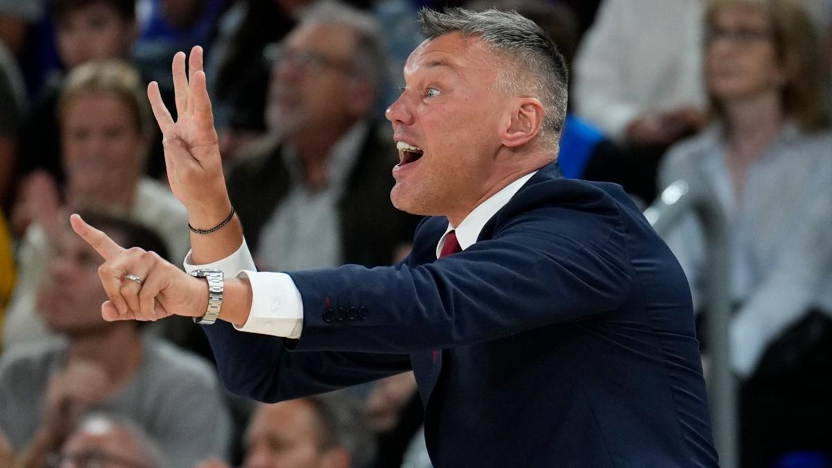 Jasikevicius, dando instrucciones desde la banda