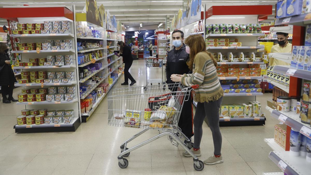 Compradores en un supermercado de Córdoba.