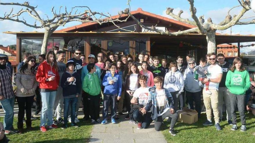 Los participantes en la jornada de limpieza de la playa de Montalvo. // FdV