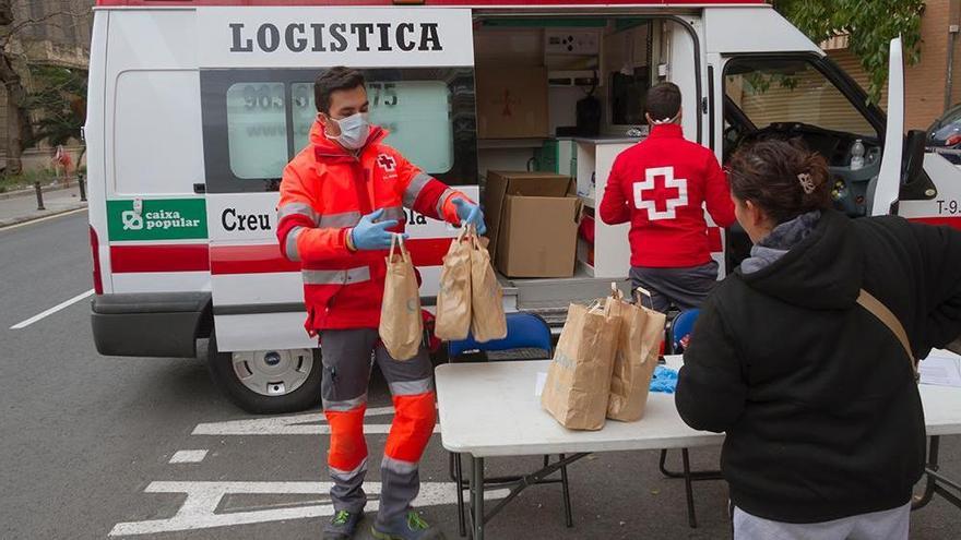 Voluntarios de Cruz Roja en plena emergencia sanitaria