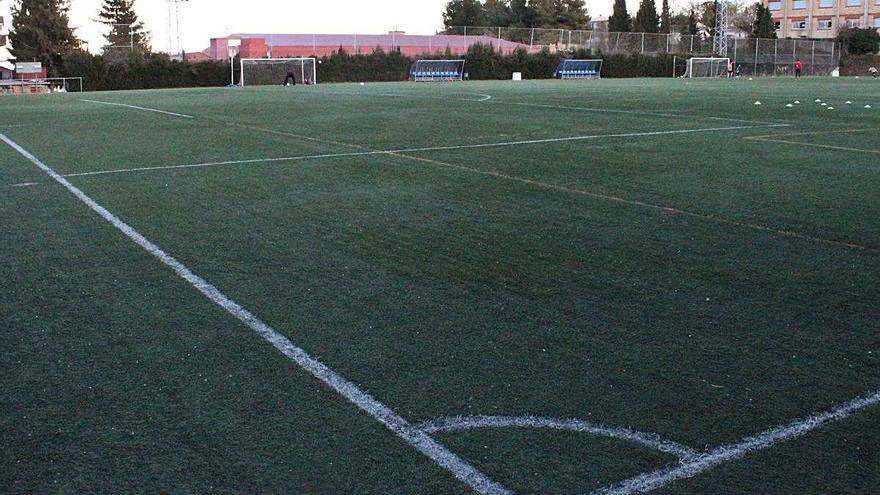 Estat de la gespa artificial del camp de futbol municipal de Solsona