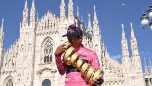 Egan Bernal, en Milán, con el trofeo como ganador del Giro 2021.