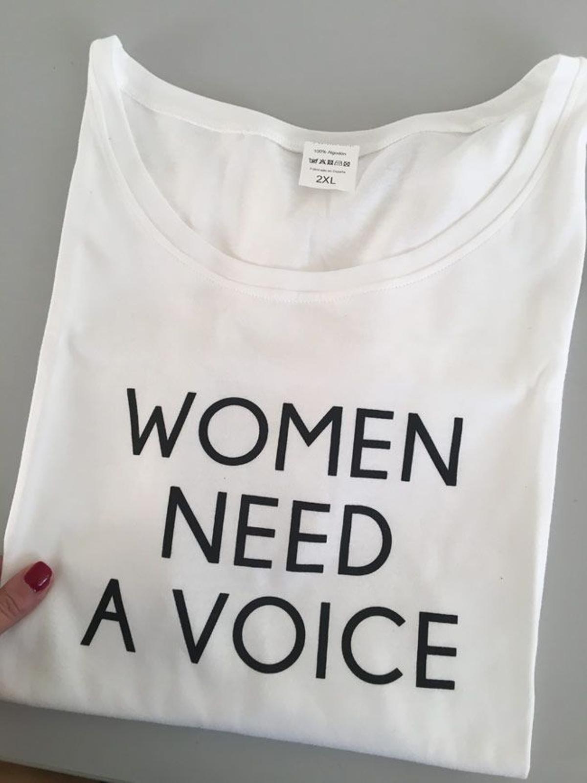 Camiseta solidaria 'Women need a voice'