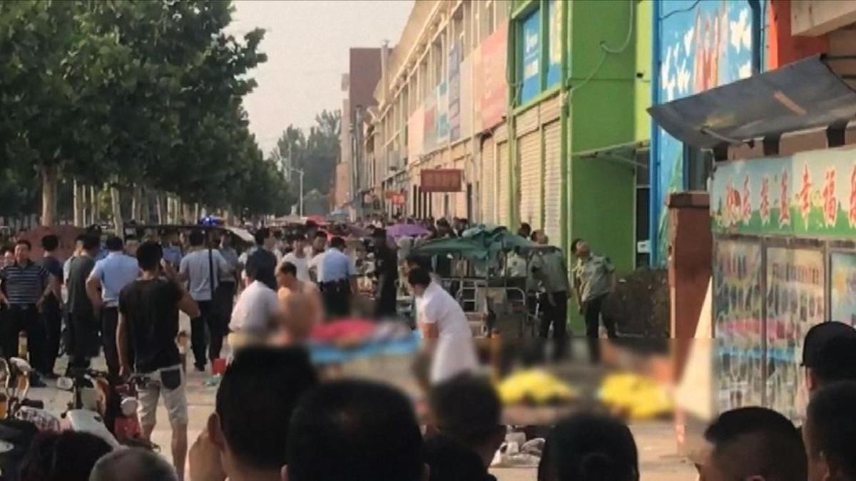 Aspecto de la zona afectada tras la explosión que ha alcanzado una guardería en Xuzhou (China)