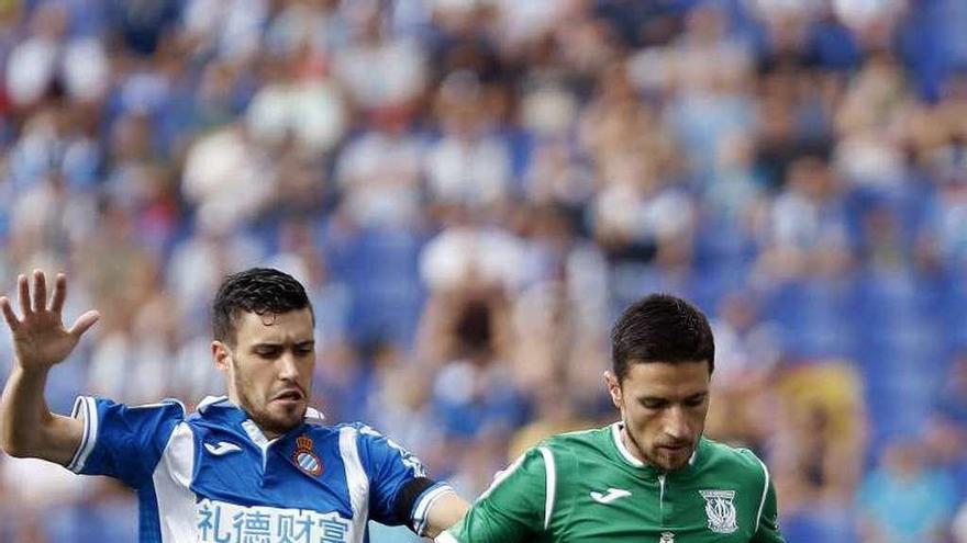 Omar Ramos controla el balón ante Aarón.