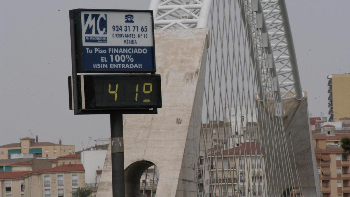 Un termómetro marca 41 grados en Mérida.