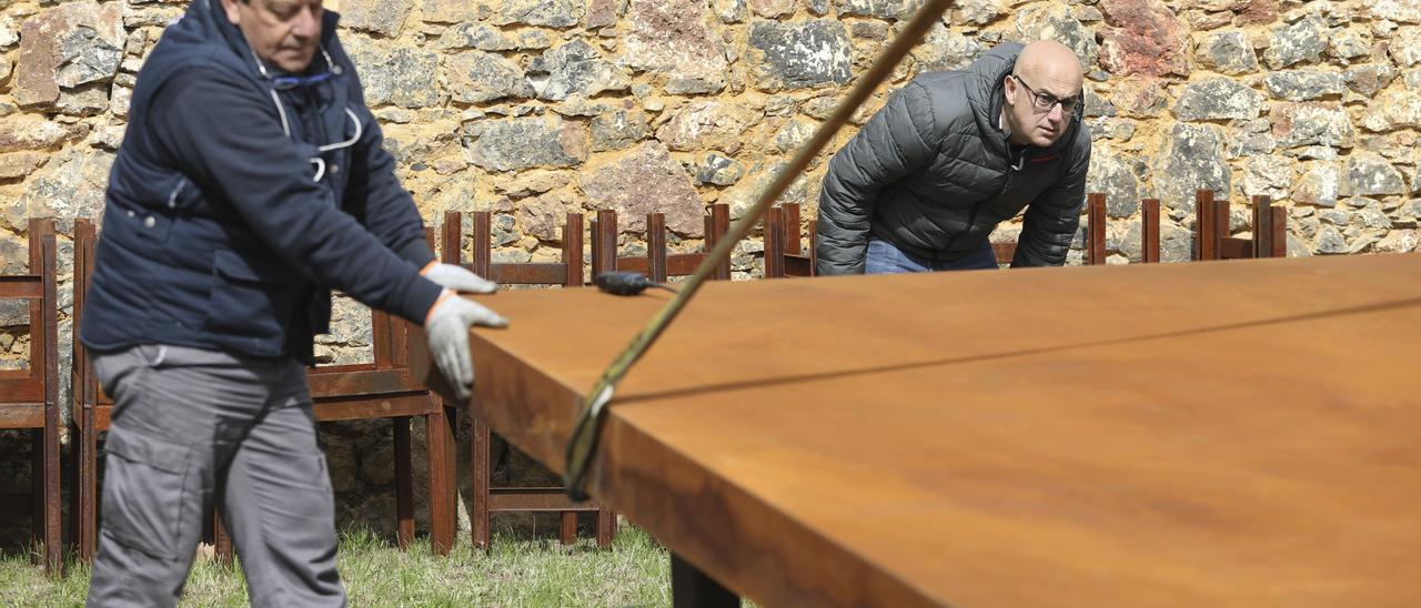 INSTALACIÓN DE LA LOSA DE LA MEMORIA DE CARLOS SUÁREZ EN EL CEMENTERIO DE LA CARRIONA