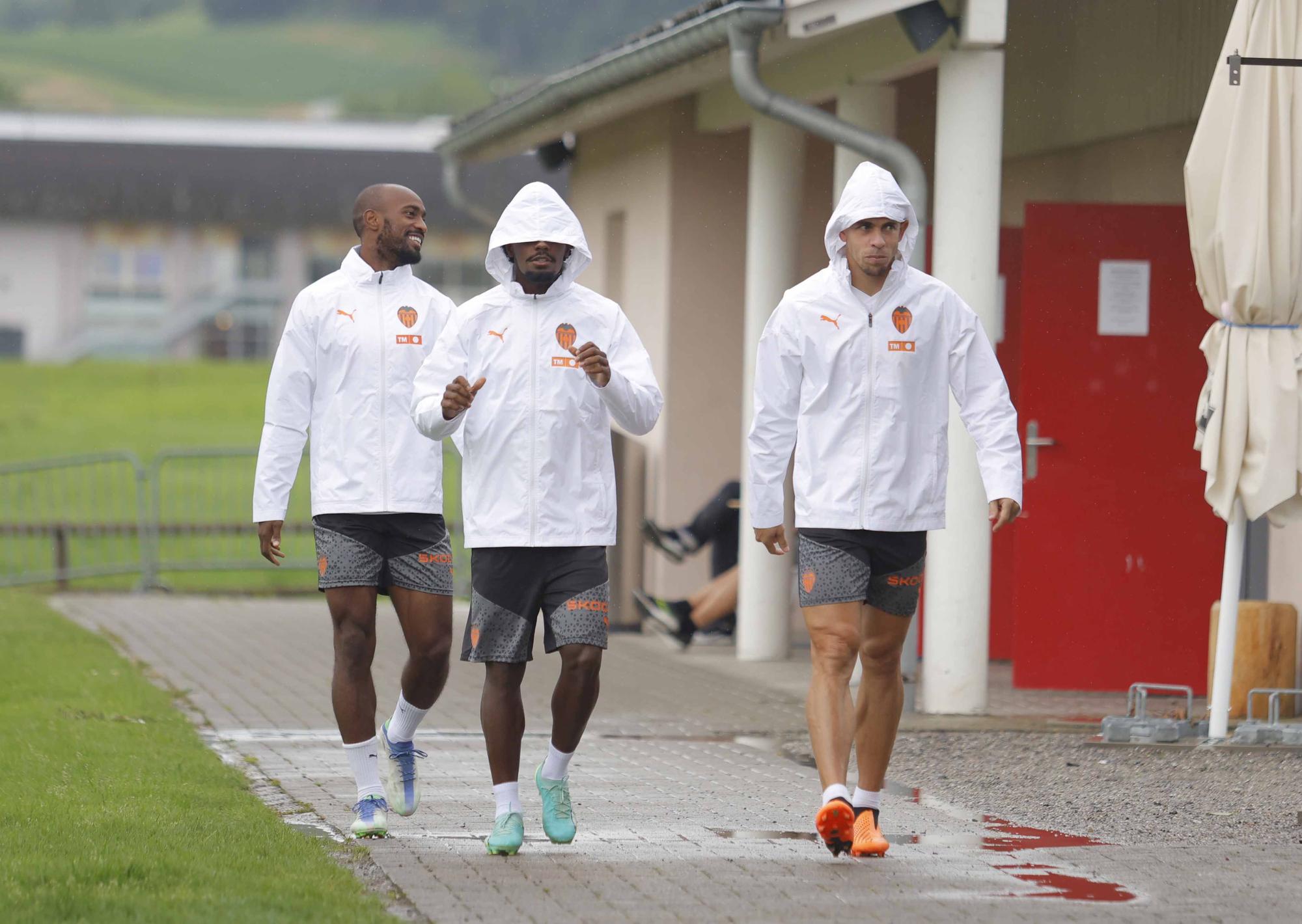 Refrescante sesión de tarde del Valencia en Suiza