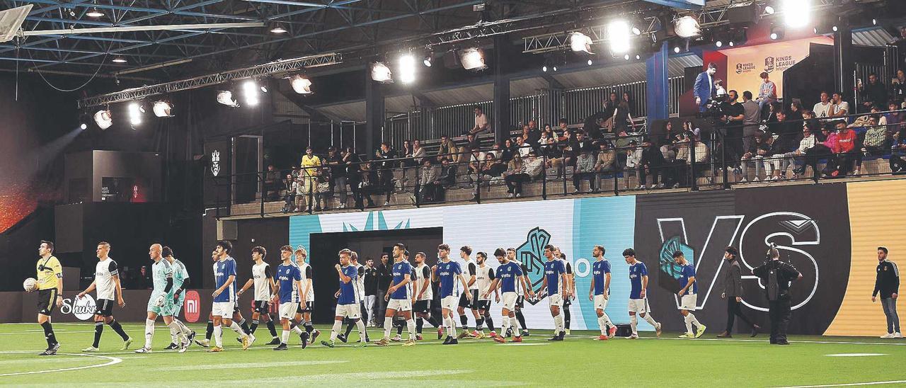 La sortida al camp en un partit de la lliga creada per Gerard Piqué, a qui es pot veure a la llotja vestit de blau.