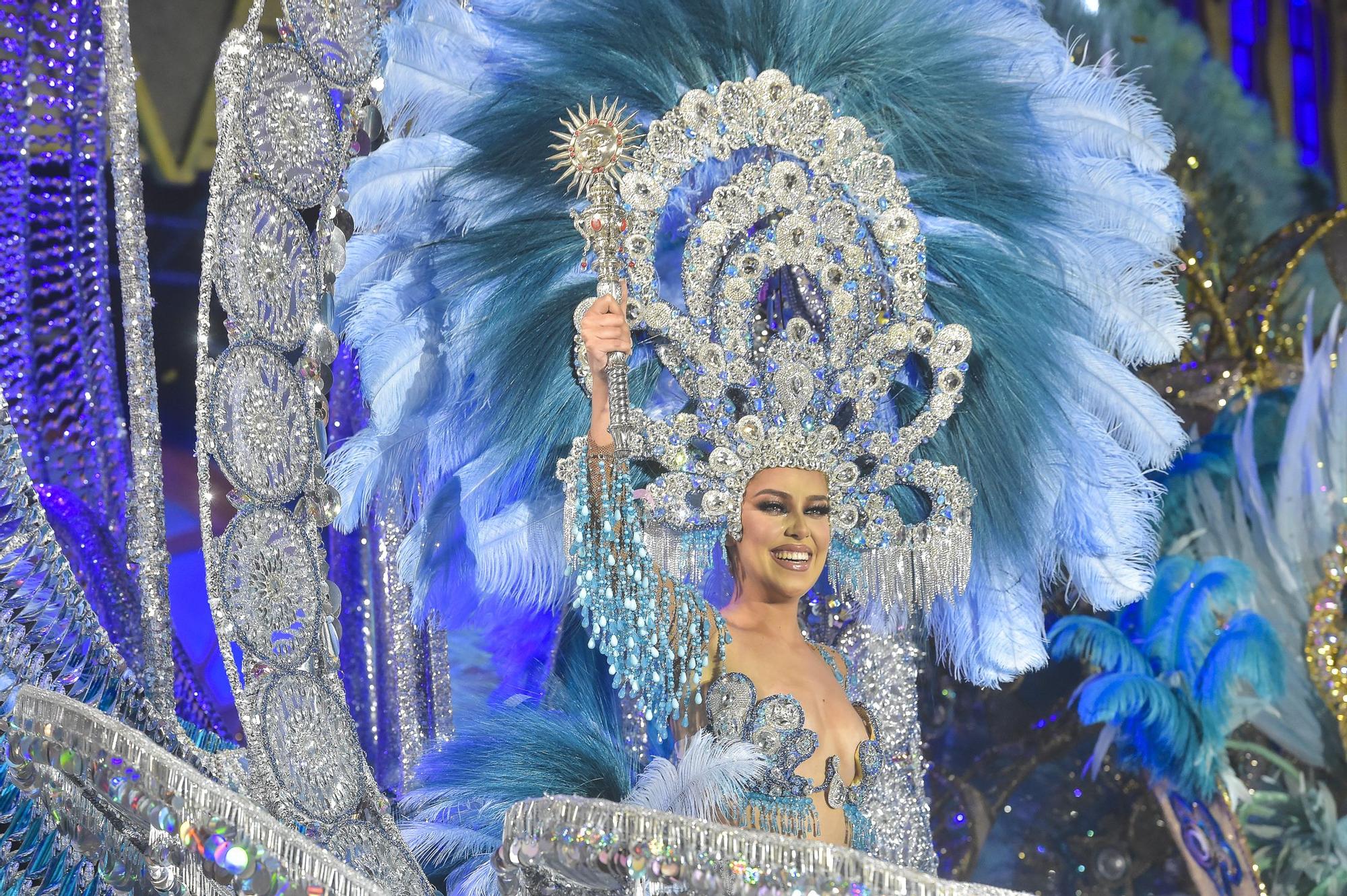 Gara Morales con el cetro de reina del carnaval de Maspalomas.