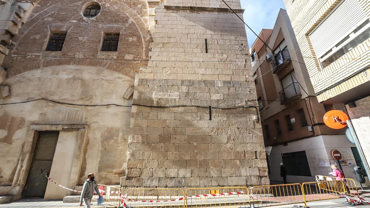 Viandantes pasan frente a la Iglesia de San Agustín