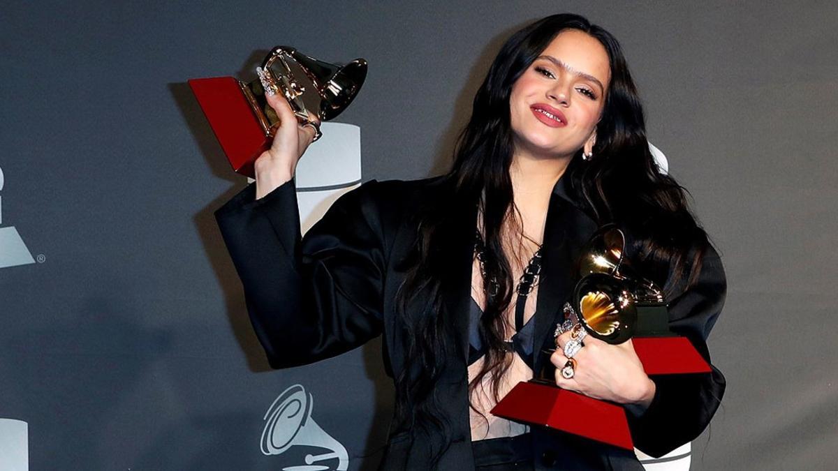 Rosalía, con los tres premios cosechados en los Grammy Latinos, el jueves en Las Vegas