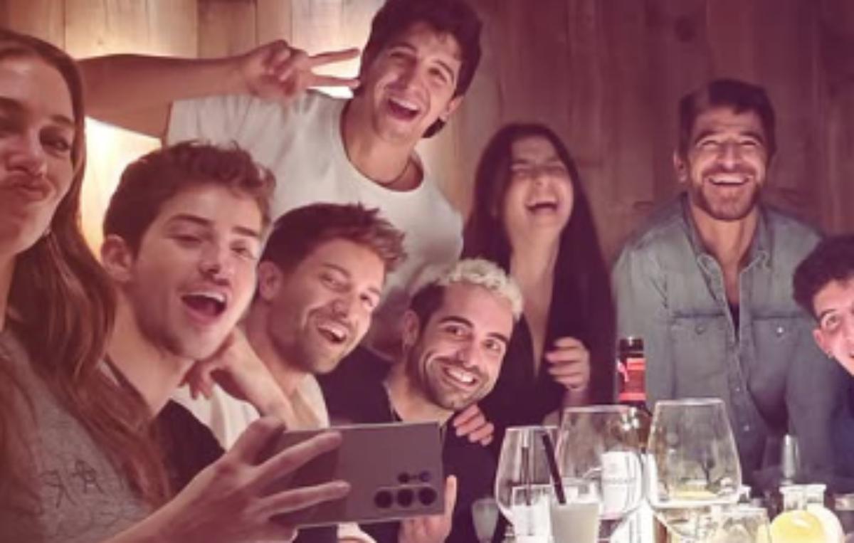 Pablo Alborán con sus compañeros
