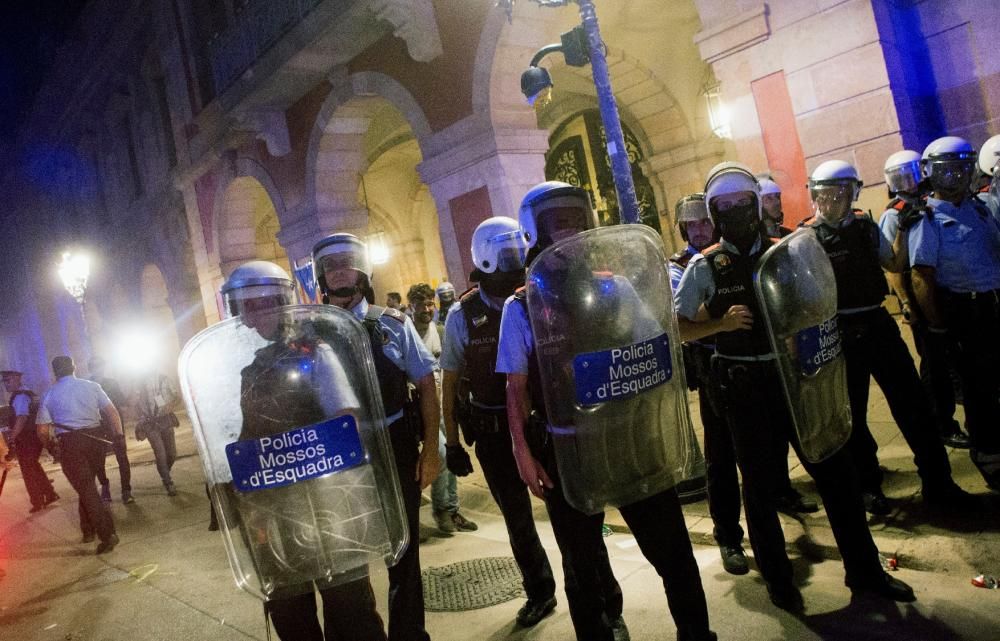 Carregues dels Mossos en el primer aniversari 1-O