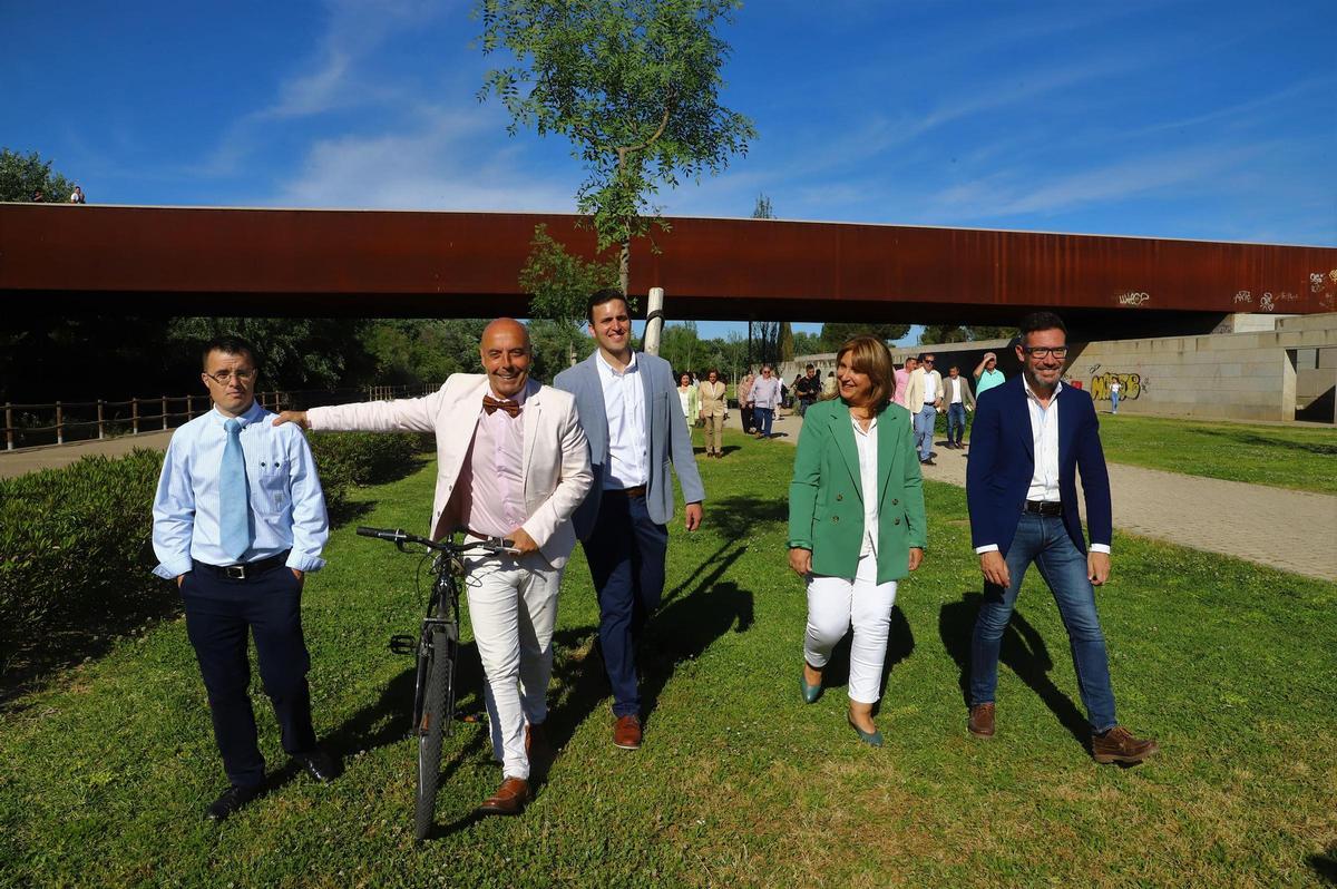 Antonio Hurtado pasea con algunos miembros de su lista en Miraflores