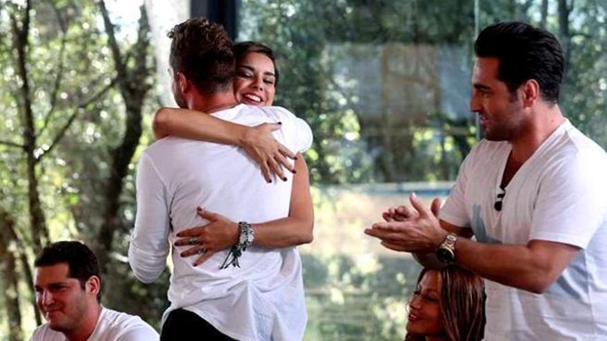 El tierno abrazo de Chenoa y Bisbal