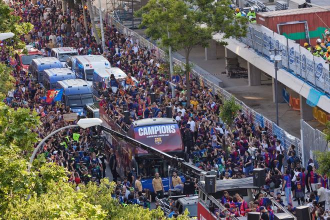 ¡De locos! Las mejores imágenes de una ciudad entregada al Barça