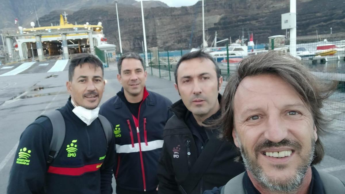 El equipo de bomberos de Badajoz en el barco que los llevó a La Palma.
