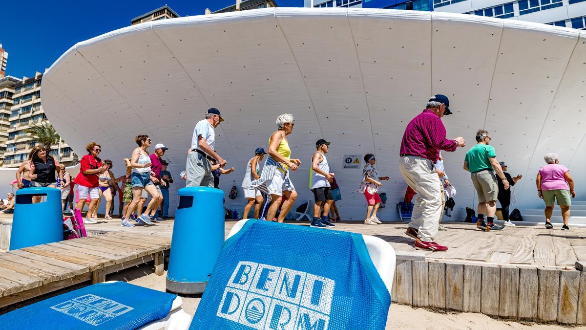 Turistas en el paseo de Poniente de Benidorm.