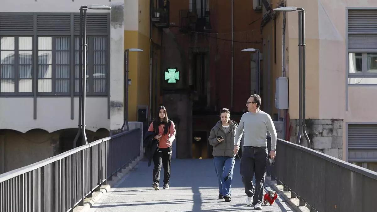 Gente caminando por el centro de Girona, a principios de este año.