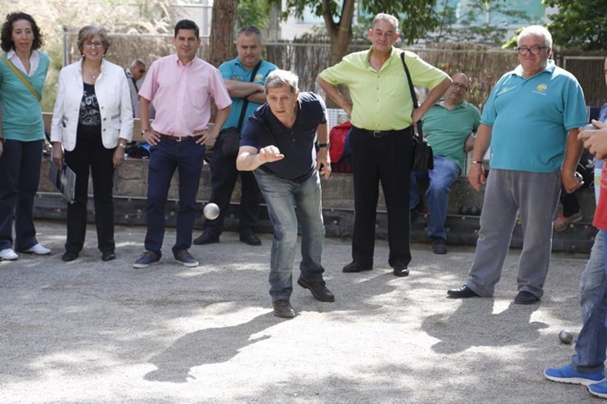 Alberto Fernández Díaz juga a petanca amb els veïns del barri de la Trinitat. Alberto Fernández Díaz juga a petanca amb els veïns del barri de la Trinitat.